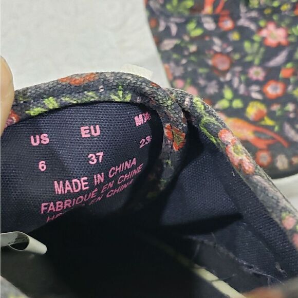 American Eagle size 6 sneaker with floral wildflowers and bird print 🐦 🌼 - Picture 3 of 10